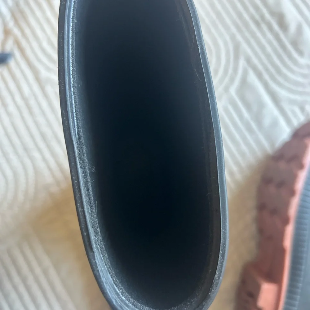 Kids navy rain boots size 2. No insoles. Decent shape, mild scratches.